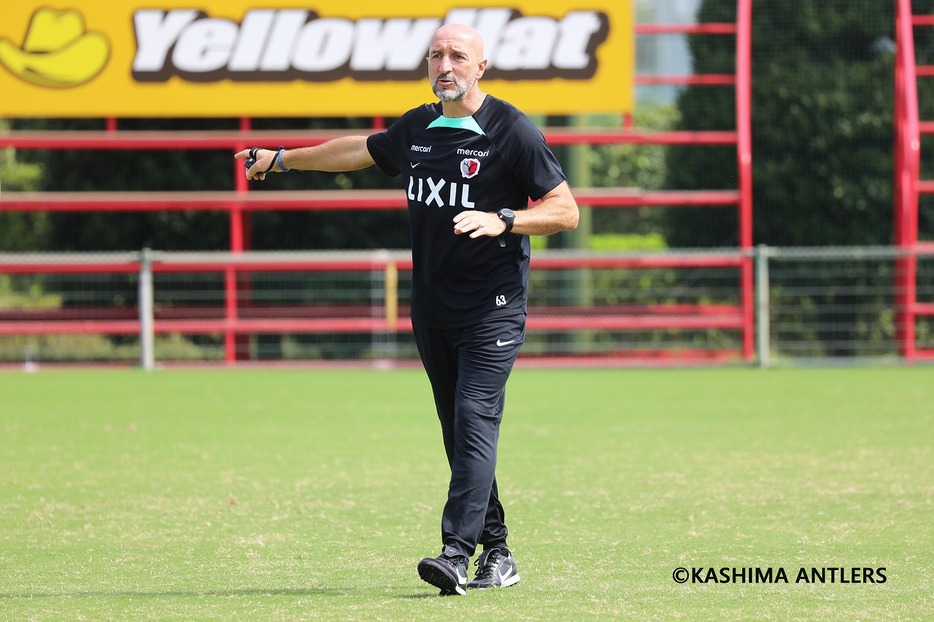 鹿島アントラーズのトレーニングを行なうランコ・ポポヴィッチ監督（写真◎KASHIMA ANTLERS）