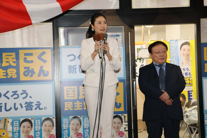 当選を確実にし、支援者らに感謝を述べる日野紗里亜氏（左）＝愛知県東郷町で2024年10月27日午後8時10分、塚本紘平撮影