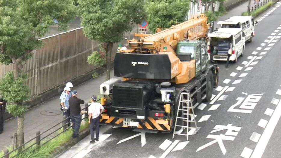 油漏れを起こした大型クレーン車