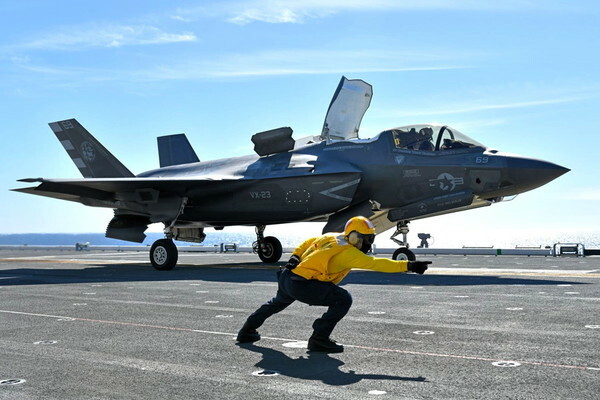 海上自衛隊の護衛艦「かが」から発艦するF-35B戦闘機（画像：海上自衛隊）。