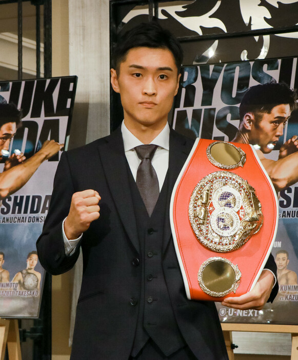 国際ボクシング連盟（ＩＢＦ）バンタム級王者の西田凌佑（写真）が２９日、大阪市内で会見し、１２月１５日に大阪・住吉スポーツセンターで同級１４位のアンチャイ・ドンスア（タイ）と初防衛戦に臨むと発表した。