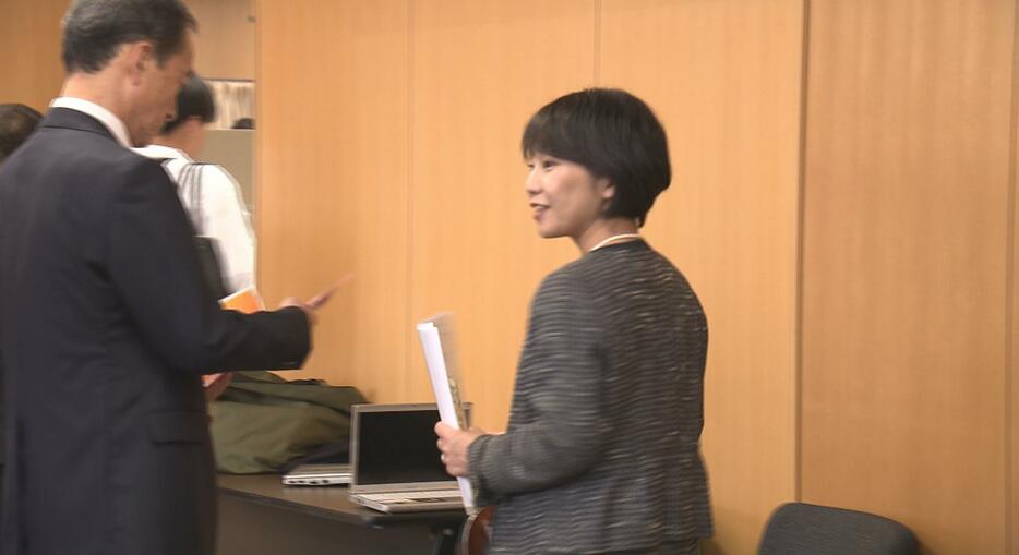 自民党県議と面会する稲村和美さん