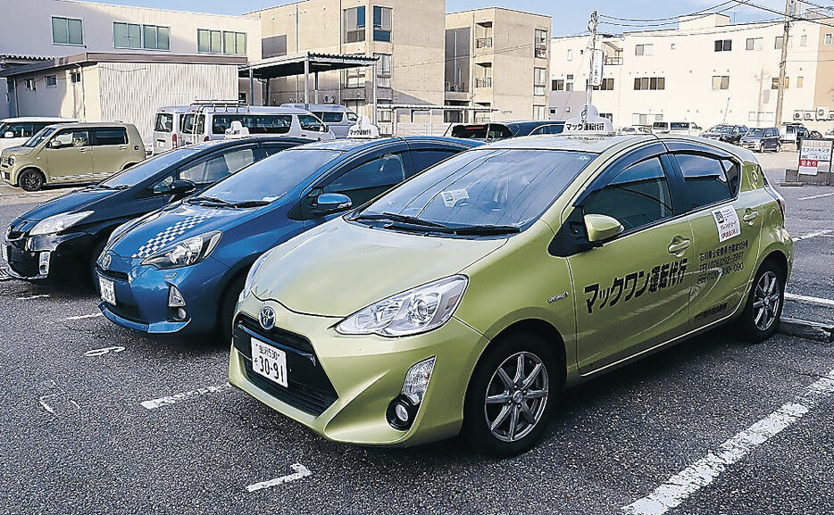 駐車場に並ぶ運転代行業者の車両。金沢でも値上げの動きが広がっている＝金沢市内