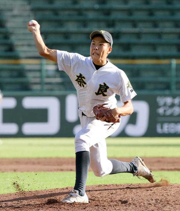 7回裏、3番手で登板する米田（撮影・上山淳一）