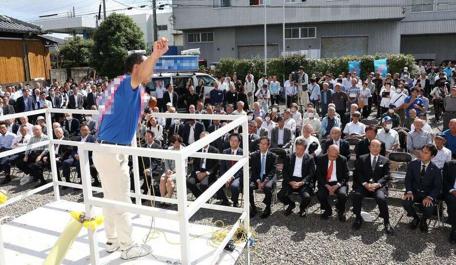 保守分裂の構図となった和歌山２区で支持を訴える立候補者＝15日午後、和歌山県御坊市（彦野公太朗撮影、写真は加工しています）