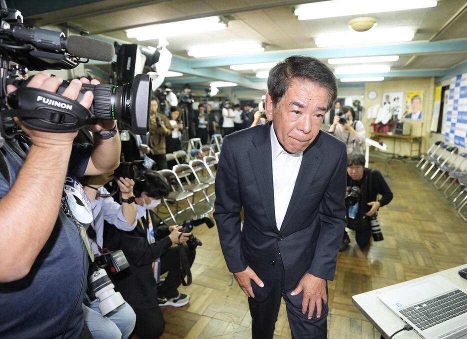 東京11区で落選が決まり、引き揚げる下村博文氏＝27日夜、東京都板橋区