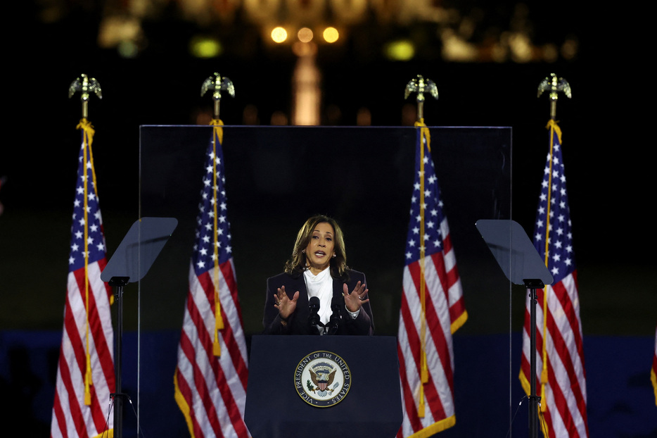 　１０月２９日、米大統領選が１週間後に迫る中、民主党候補ハリス副大統領（写真）は、首都ワシントンで過去最大規模の選挙集会を開き、共和党候補トランプ前大統領が求めているのは「絶対的権力」だと述べて、トランプ政権再来のリスクについて警告した。写真は同日、米ワシントンで撮影（２０２４年　ロイター/Hannah McKay）