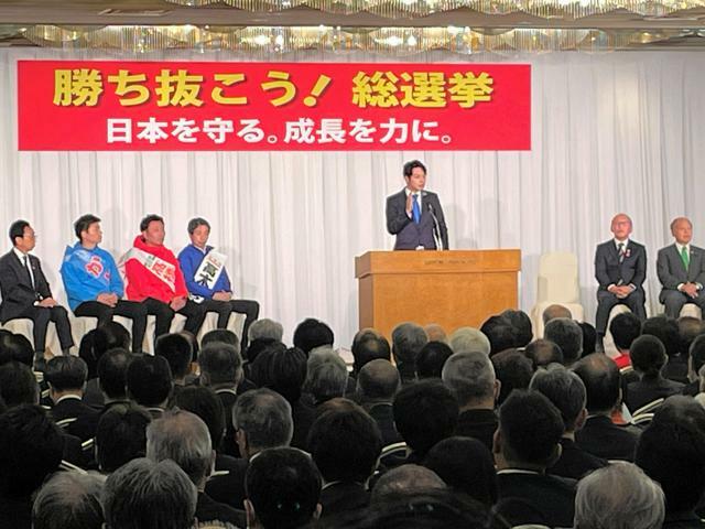 自民党の演説会で応援演説する鈴木直道知事=2024年10月18日午後2時59分、札幌市