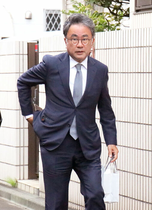 西田敏行さんの自宅を弔問した三谷幸喜監督（カメラ・奥津友希乃）