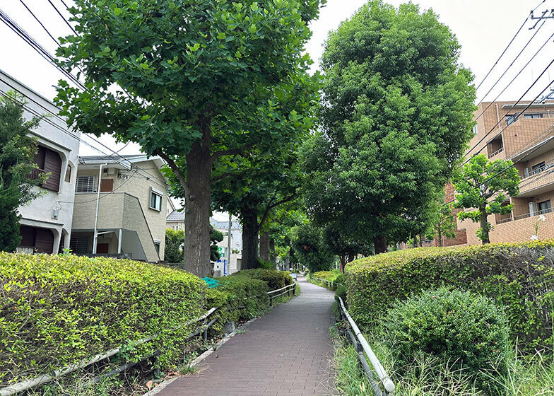 山下駅から経堂駅方面へと続く北沢川緑道「ユリの木公園」（写真撮影／榎並紀行）