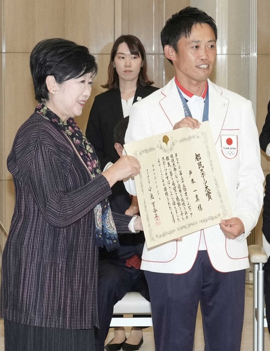 小池都知事（左）から都民スポーツ大賞を授与される戸本一真