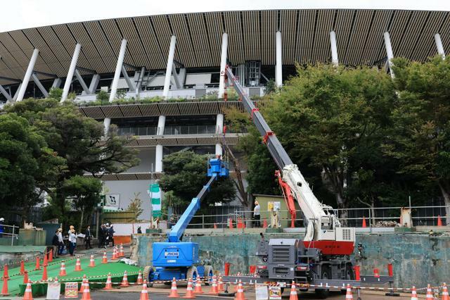 明治神宮外苑地区の再開発工事で、高木の伐採作業が始まった=2024年10月28日午後1時33分、東京都新宿区、長島一浩撮影