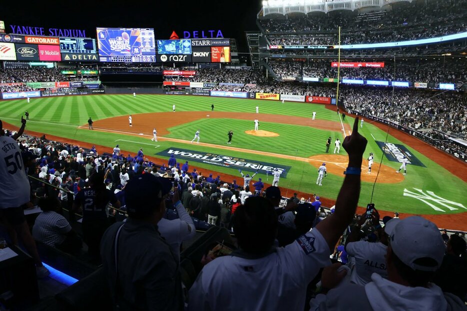 ヤンキースタジアムに詰めかけた熱狂的ドジャースファン（ロイター＝USA TODAY Sports）