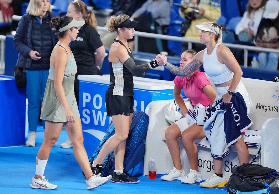 ＜東レ・パンパシフィック・オープン第6日＞女子ダブルス準決勝、相手ペアの棄権で決勝に駒を進めた（左から）柴原瑛菜とシーゲムンド（撮影・小海途　良幹）