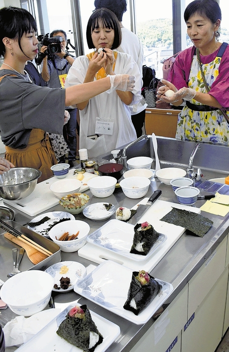 象印マホービンが開いた現地の名物を使ったおにぎりの試作会（9月、松江市で）