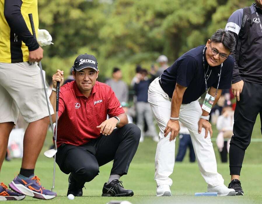 リラックスした表情で練習する松山英樹。右は丸山茂樹＝千葉・アコーディアゴルフ習志野CC（撮影・萩原悠久人）