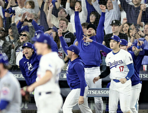 ワールドシリーズ進出を決め喜ぶ大谷（右）、山本（左端）ら（２０日、米ロサンゼルスで）＝片岡航希撮影