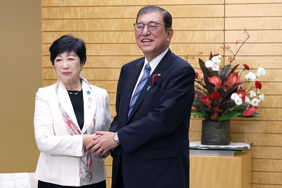 握手する石破茂首相（右）と小池百合子東京都知事＝７日午後、首相官邸