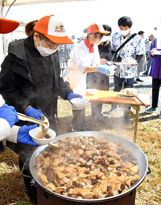 「北前いも煮」など全国各地の芋煮を販売した元祖〝全国〟芋煮会＝中山町・最上川中山緑地