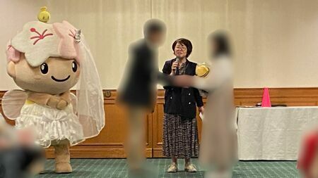 宇都宮で開催された「移住婚バスツアー」でのカップル成立の瞬間。中央は、ガイドを務めた、地方創生・結婚応援事業アドバイザーの荒木直美さん（画像：宇都宮ブランディングアライアンス提供）