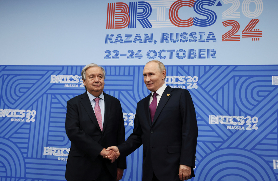 　１０月２４日、国連のグテレス事務総長は、ロシアのプーチン大統領を含めた新興国グループ「ＢＲＩＣＳ」首脳らに対し、世界はパレスチナ自治区ガザ、レバノン、ウクライナ、スーダンにおける平和を必要としていると訴えた。写真は握手を交わす両氏。同日、ロシア中部カザンで代表撮影（２０２４年　ロイター）