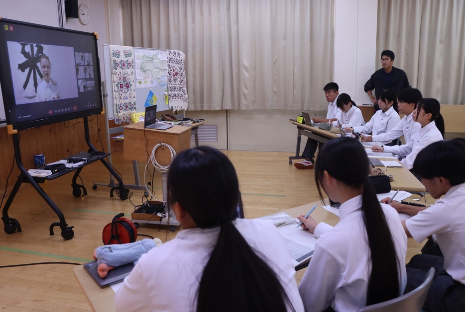 オンラインでデレヴャンコさんからウクライナの状況について話を聞く春日中3年生たち＝兵庫県丹波市春日町野村で