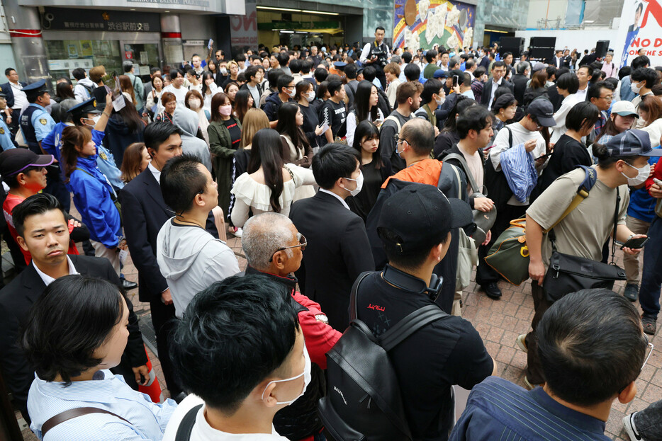 街頭演説に耳を傾ける有権者ら＝２６日午後、東京都渋谷区