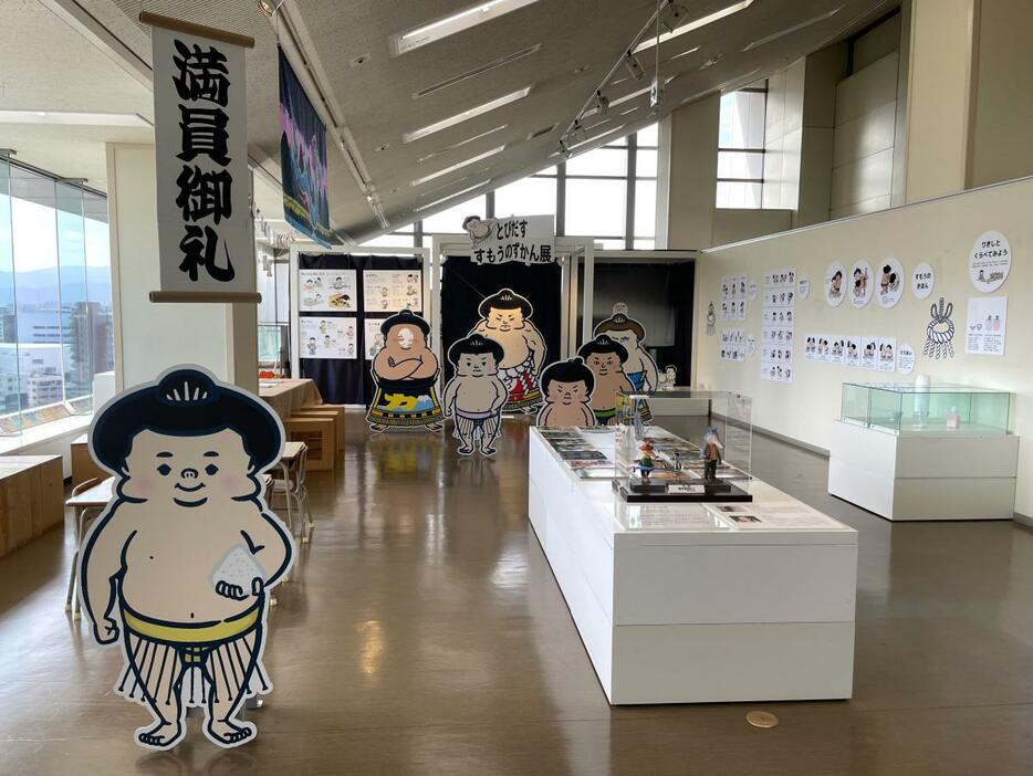 「Oh！おおむた展」から「とびだすすもうのずかん展」の様子