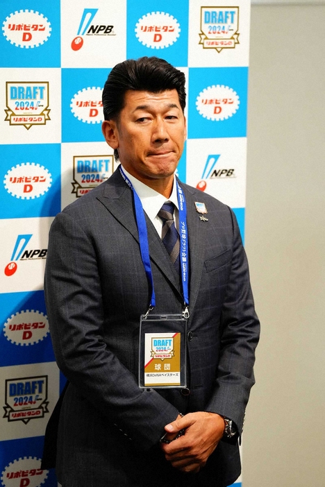 ＜2024プロ野球ドラフト会議＞1位指名を終え取材に応じるDeNA・三浦監督（撮影・西尾大助