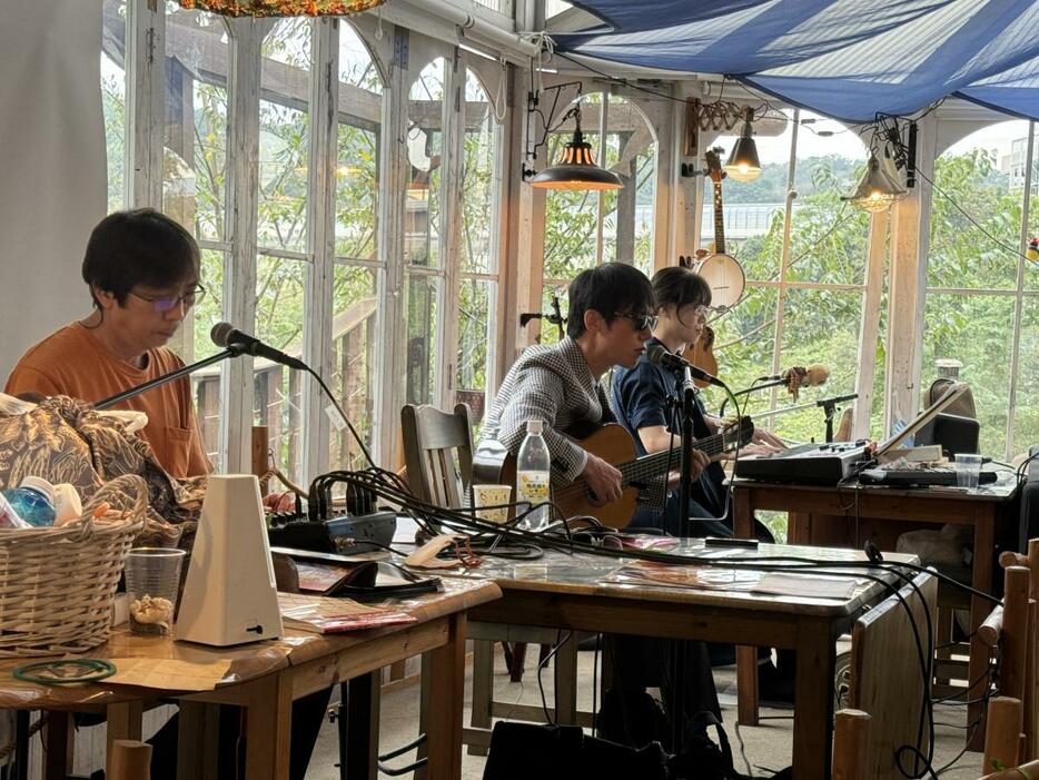 ボサノバのスタンダードナンバーを披露する田代さん（中）