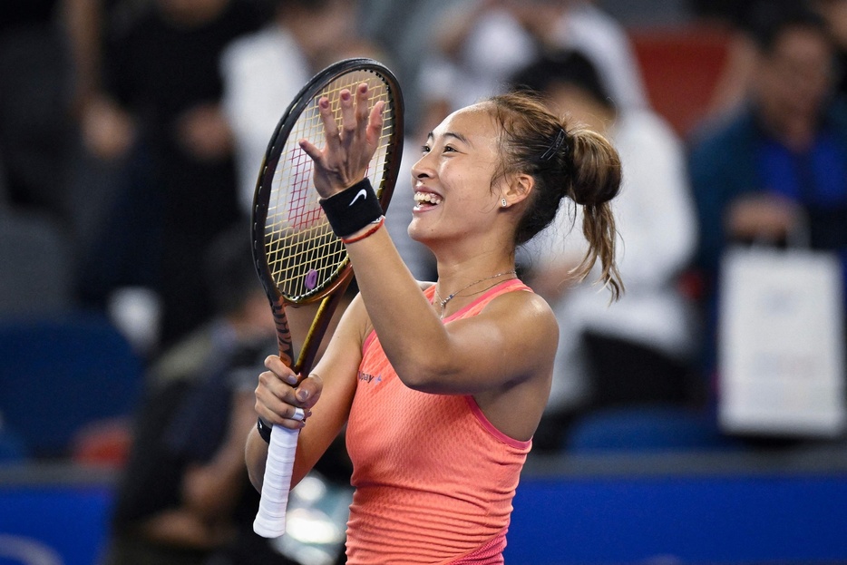 女子テニス、武漢オープン、シングルス準々決勝。勝利を喜ぶ鄭欽文（2024年10月11日撮影）。【翻訳編集】 AFPBB News