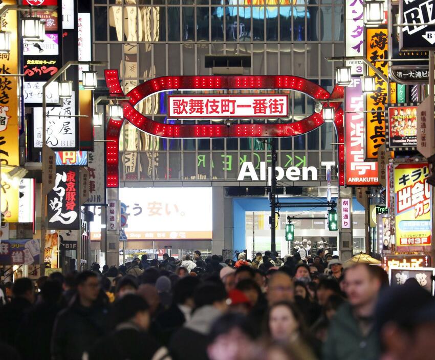 東京・歌舞伎町＝1月