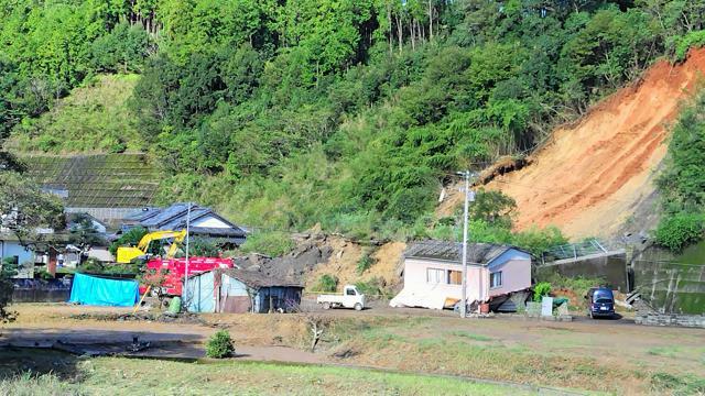 土砂崩れが起きた現場付近=2024年10月23日午前8時58分、宮崎県延岡市、星乃勇介撮影