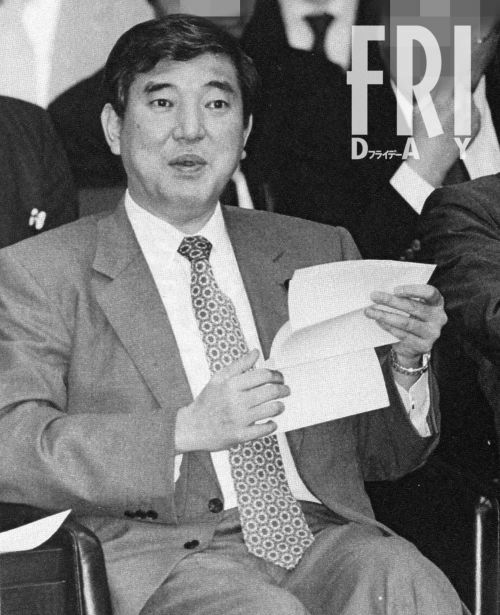 ’04年に小泉政権下で防衛庁長官を務めていた際は、年金保険料の未納が発覚するというスキャンダルもあった