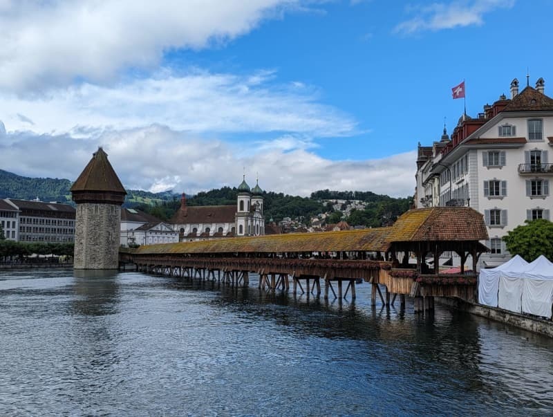 スイス・ルツェルンの観光名所として知られるカペル橋＝６月（共同）