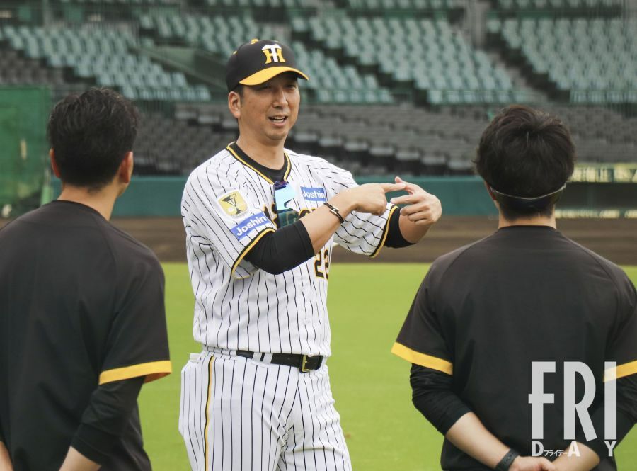 ユニフォーム姿で甲子園に登場した藤川新監督