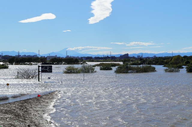 流速が毎秒1メートル以上で、水深が20センチメートルを超す泥流では「死の危険」もある。頑丈な建物の2階以上に避難したい　photo by bettyimages