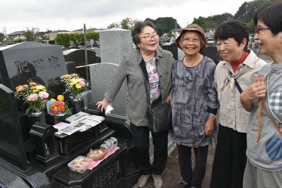 肥田舜太郎さんの墓の前で、ノーベル賞受賞を報告する木内恭子さん（左端）ら＝２０２４年１０月１７日午前１０時半、さいたま市で萩原佳孝撮影