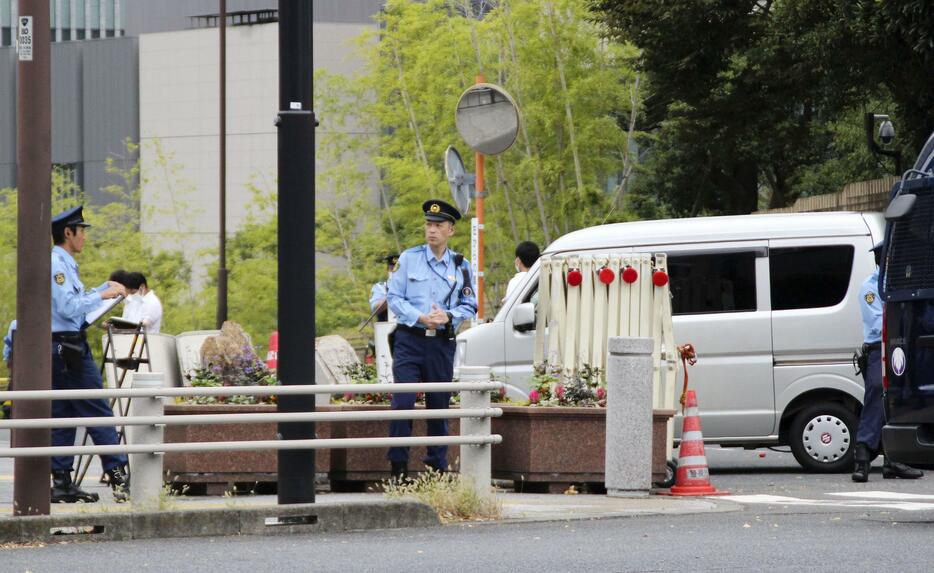 警視庁公安部による実況見分が行われた首相官邸前の現場＝26日午後0時5分ごろ