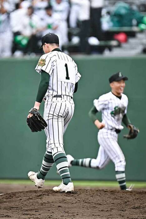 勝利後も冷静にマウンドから降りた、つくば秀英・羽富玲央【写真：中戸川知世】