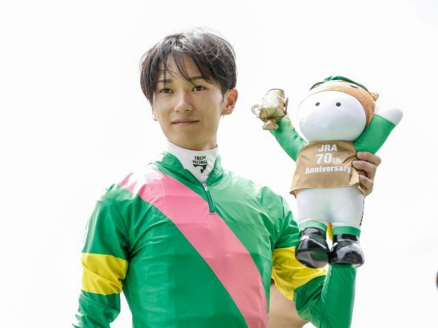 JRA通算500勝を達成した坂井瑠星騎手(撮影：下野雄規)