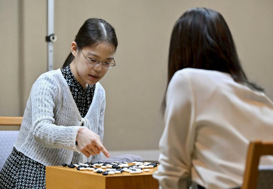 囲碁の第43期女流本因坊戦5番勝負の第3局で藤沢里菜女流本因坊（右）を破った牛栄子四段＝28日午後、鳥取県湯梨浜町