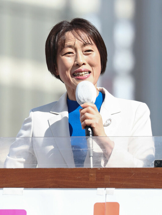 衆院選公示日に第一声を上げる共産党の田村智子委員長＝１５日午前、東京都豊島区