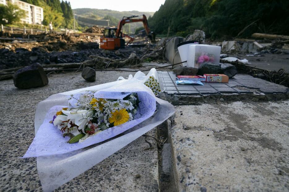 能登半島の記録的豪雨で犠牲となった喜三翼音さんの自宅周辺に供えられた花束＝21日午前、石川県輪島市久手川町