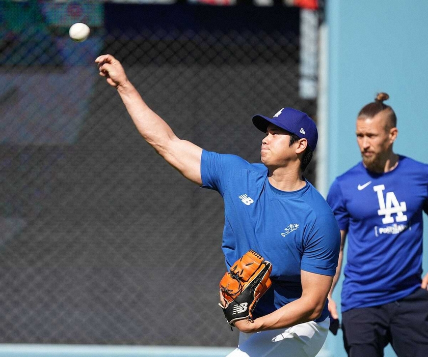 試合前、キャッチボールする大谷（撮影・沢田　明徳）