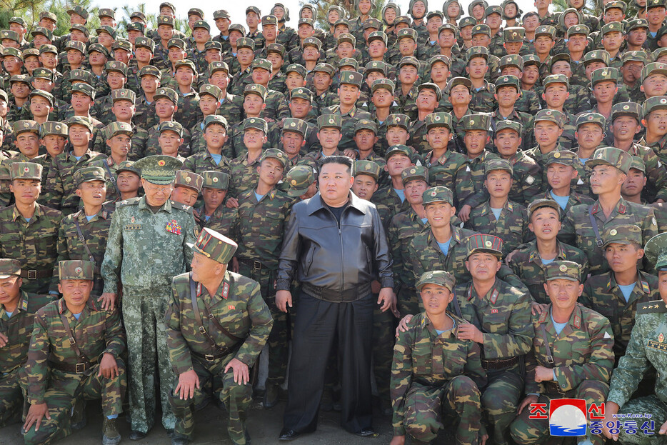 北朝鮮の金正恩朝鮮労働党総書記と特殊作戦部隊＝２日、撮影場所不明（朝鮮中央通信が配信）（ＡＦＰ時事）