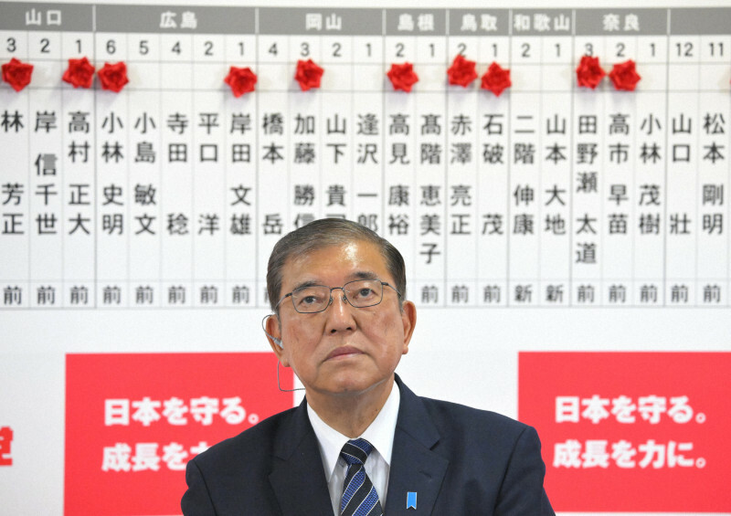 自民党開票センターでテレビ各局のインタビューに臨む石破茂首相＝同党本部で2024年10月27日午後10時44分、宮間俊樹撮影