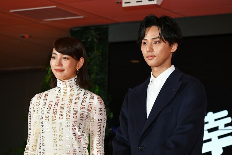 左からのん、藤ヶ谷太輔