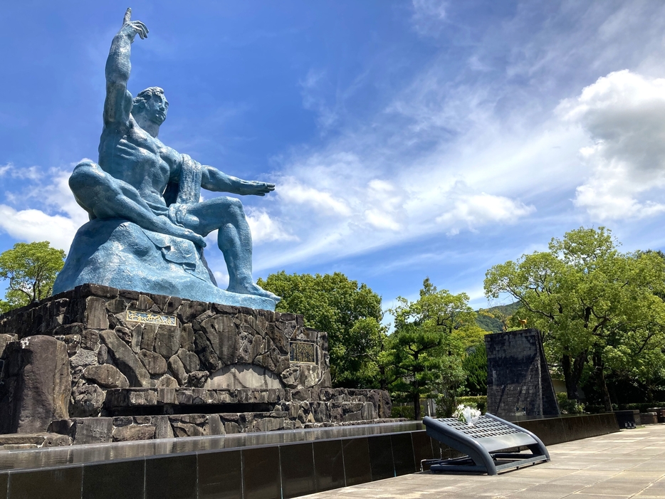 平和への願いを象徴する平和祈念像。長崎の街では至る場所で歴史に触れられる。(C)SOCCER DIGEST