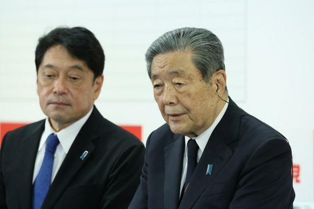 自民党開票センターで報道各社のインタビューに答える自民党の森山裕幹事長。左は小野寺五典政調会長=2024年10月27日午後9時17分、東京・永田町の自民党本部、上田幸一撮影